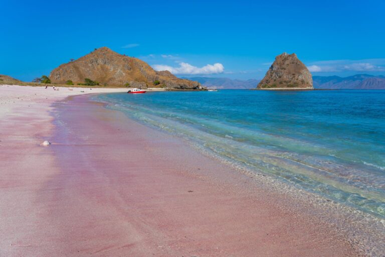 Pink Beach – Pantai berpasir merah muda yang langka dan terkenal di dunia